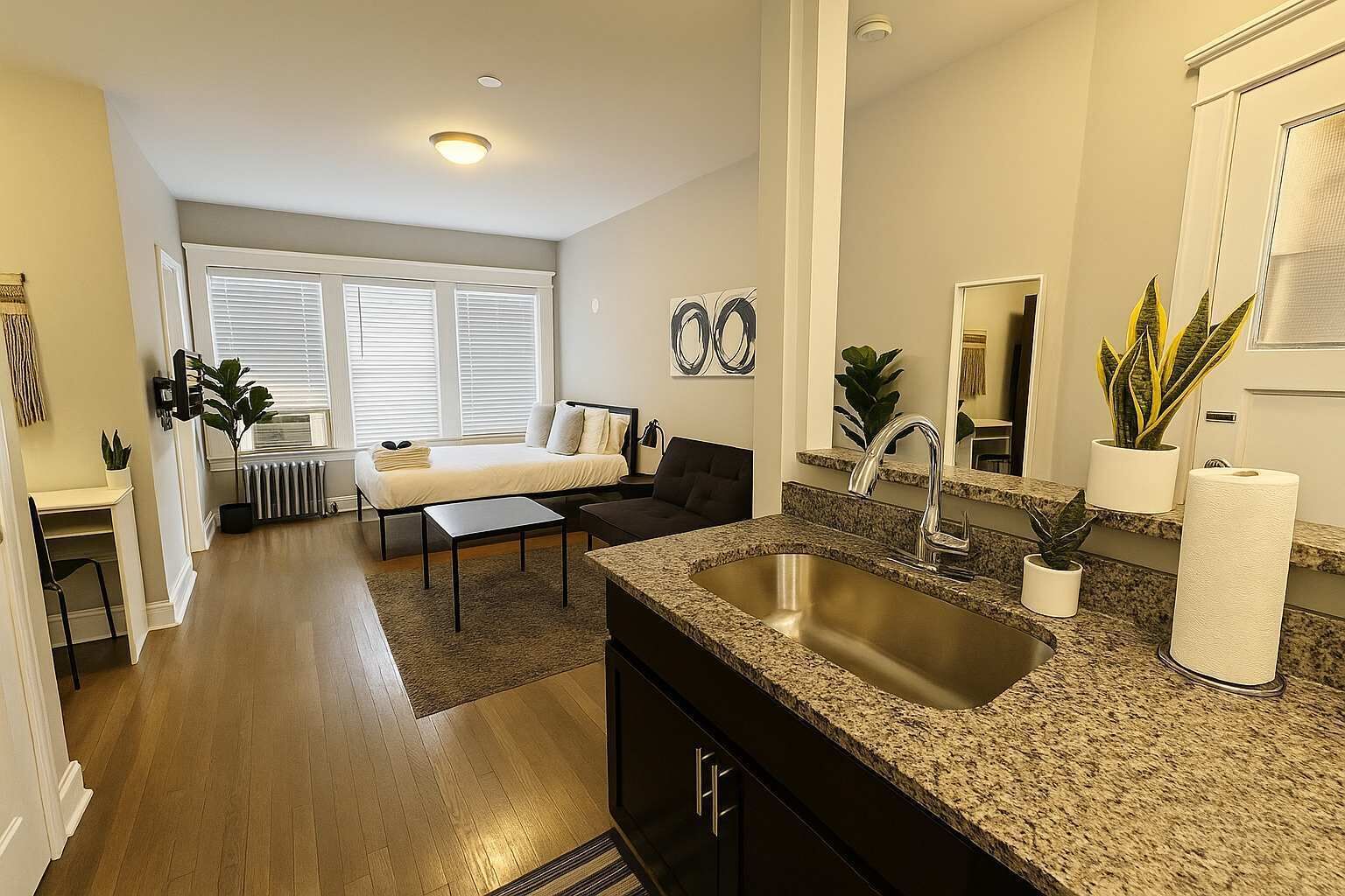 Tabla de planchar con plancha, cuna de viaje, wifi y ropa de cama 