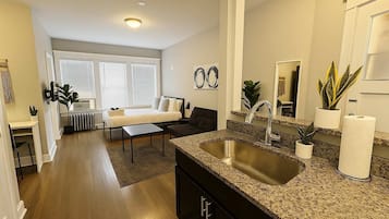 Tabla de planchar con plancha, cuna de viaje, wifi y ropa de cama