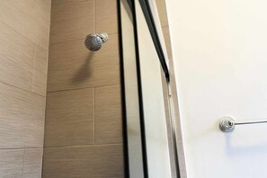 Shower, hair dryer, towels - Cozy Studio in Portage Park (Chicago)