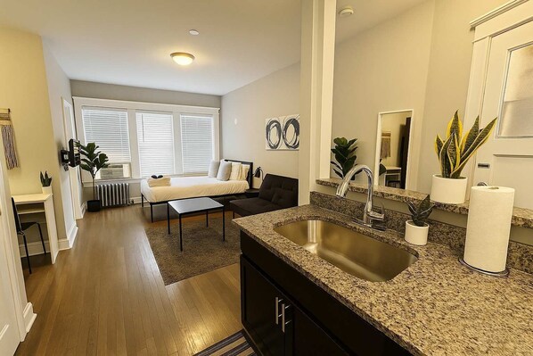 Fer et planche à repasser, lit parapluie, Wi-Fi, draps fournis