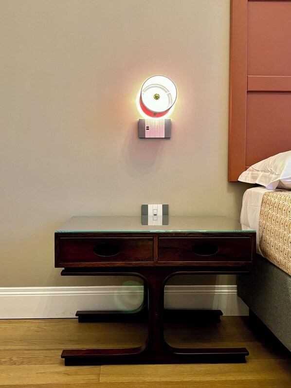 Minibar, escritorio y wifi gratis 