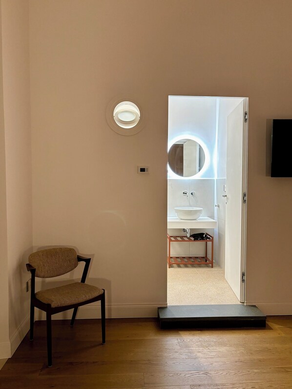 Kamar mandi | Shower, pengering rambut, handuk, dan sabun