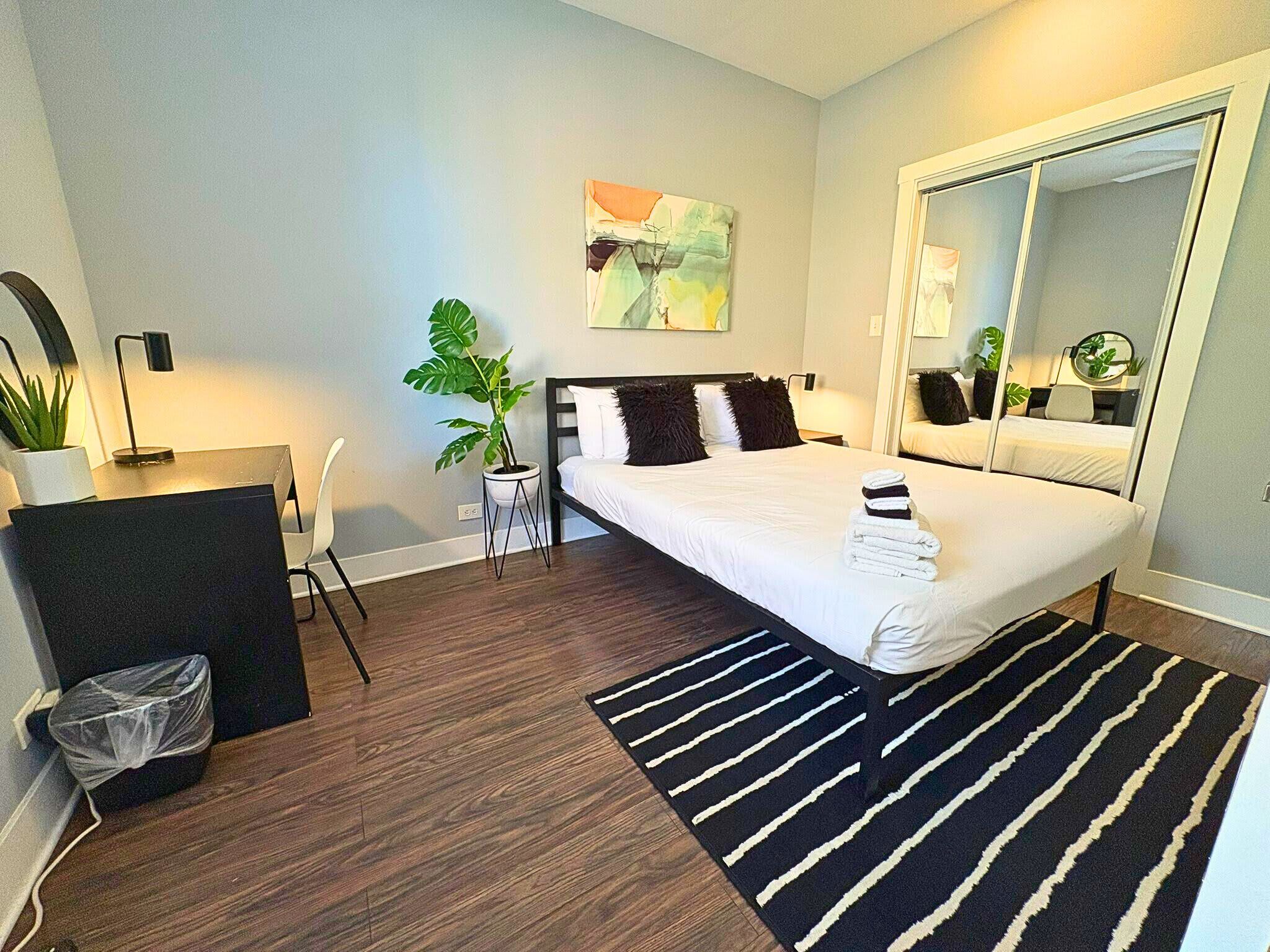 1 slaapkamer, een bureau, een strijkplank/strijkijzer, reisbedje