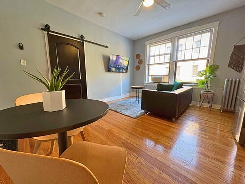 Lovely 1BR Apartment in Lakeview