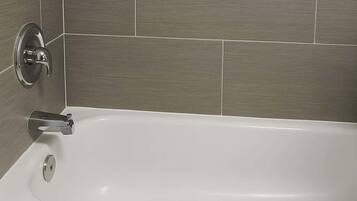 Chuveiro, secador de cabelo, toalhas de banho