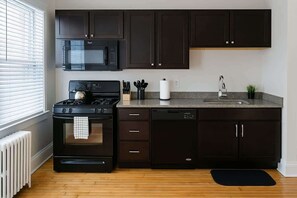 冰箱、微波炉、烤箱、炉灶