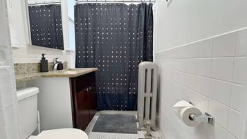 Een douche, een haardroger, handdoeken