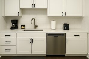 雪櫃、焗爐、爐具、洗碗機