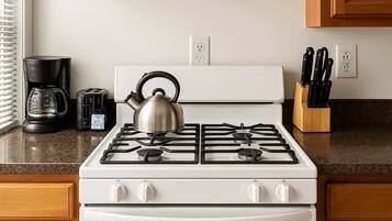 Fridge, oven, stovetop, coffee/tea maker