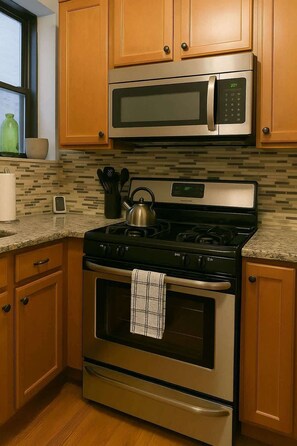 Frigorífico, microondas, horno y placa de cocina