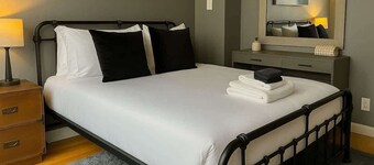 2BR on N Halsted St: Lakeview Living