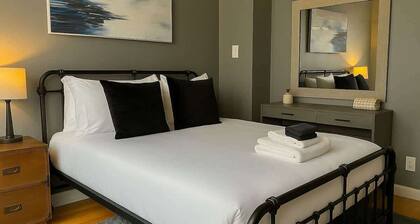 2BR on N Halsted St: Lakeview Living