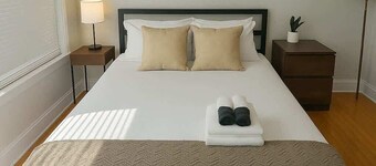 2BR on N Halsted St: Lakeview Living