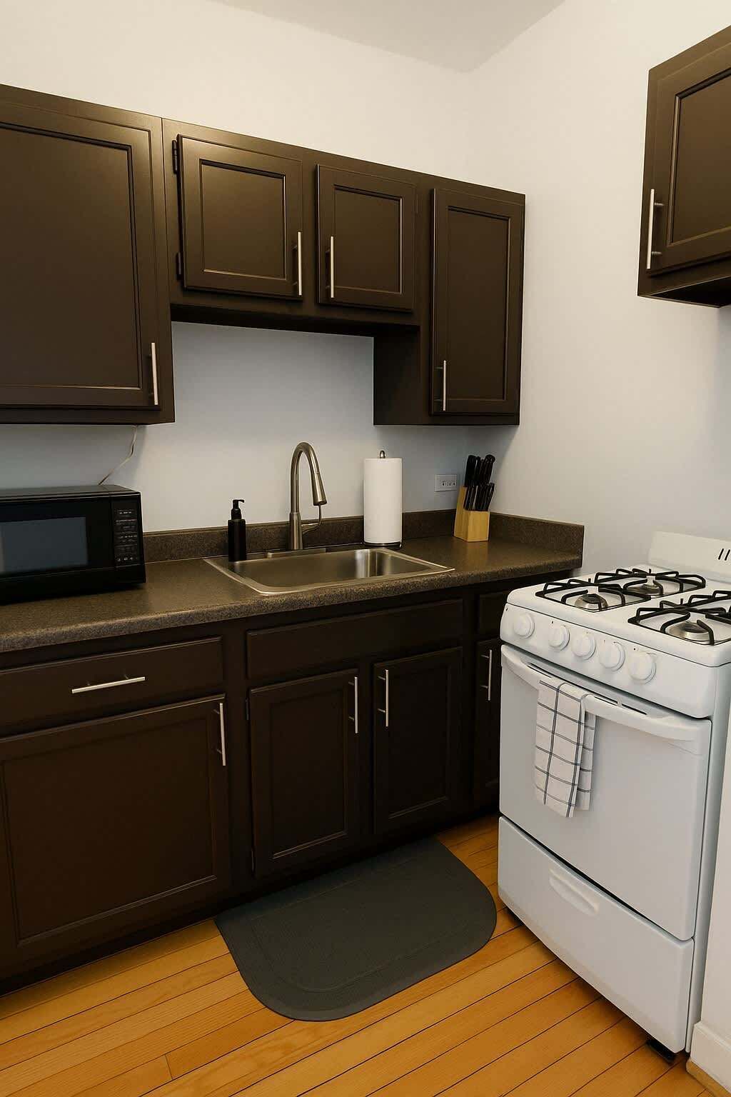 Kühlschrank, Ofen, Herdplatte, Wasserkocher mit Kaffee-/Teezubehör