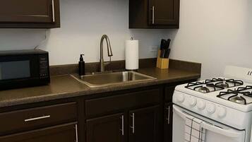 KĂŒhlschrank, Ofen, Herdplatte, Wasserkocher mit Kaffee-/Teezubehör