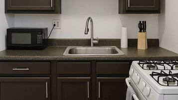 Fridge, oven, stovetop, coffee/tea maker