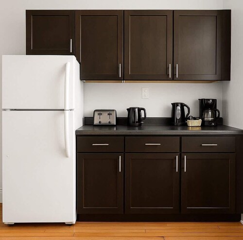 Clean & Equipped 1BR Apt