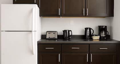 Clean & Equipped 1BR Apt