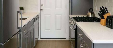 Refrigerador, microondas, horno y parrilla de estufa