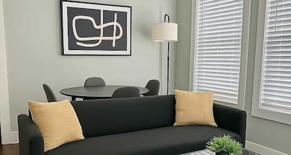 Lakeview 2BR Cozy Apartment