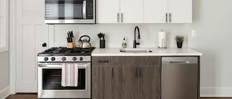 Refrigerador, microondas, horno, placa de cocina