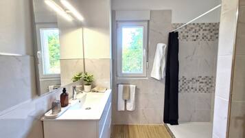 Een douche, een haardroger, handdoeken, zeep