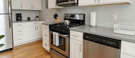 Refrigerador, microondas, placa de cocina, cafetera/tetera