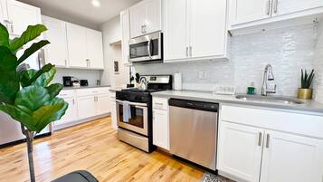 Lemari es, microwave, oven, dan kompor