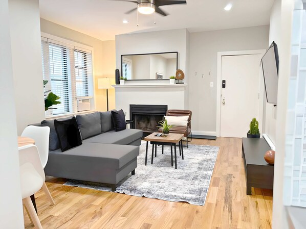 TV, offices - Ideal 1-Bedroom Stay (Chicago)