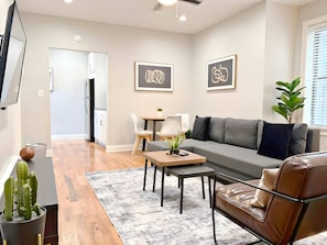 TV, offices - Ideal 1-Bedroom Stay (Chicago)