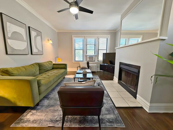 TV, offices - Smart & Stylish 2-Bedroom Unit (Chicago)