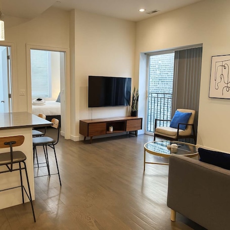 Interior. 3BR Complete and Spacious Apt