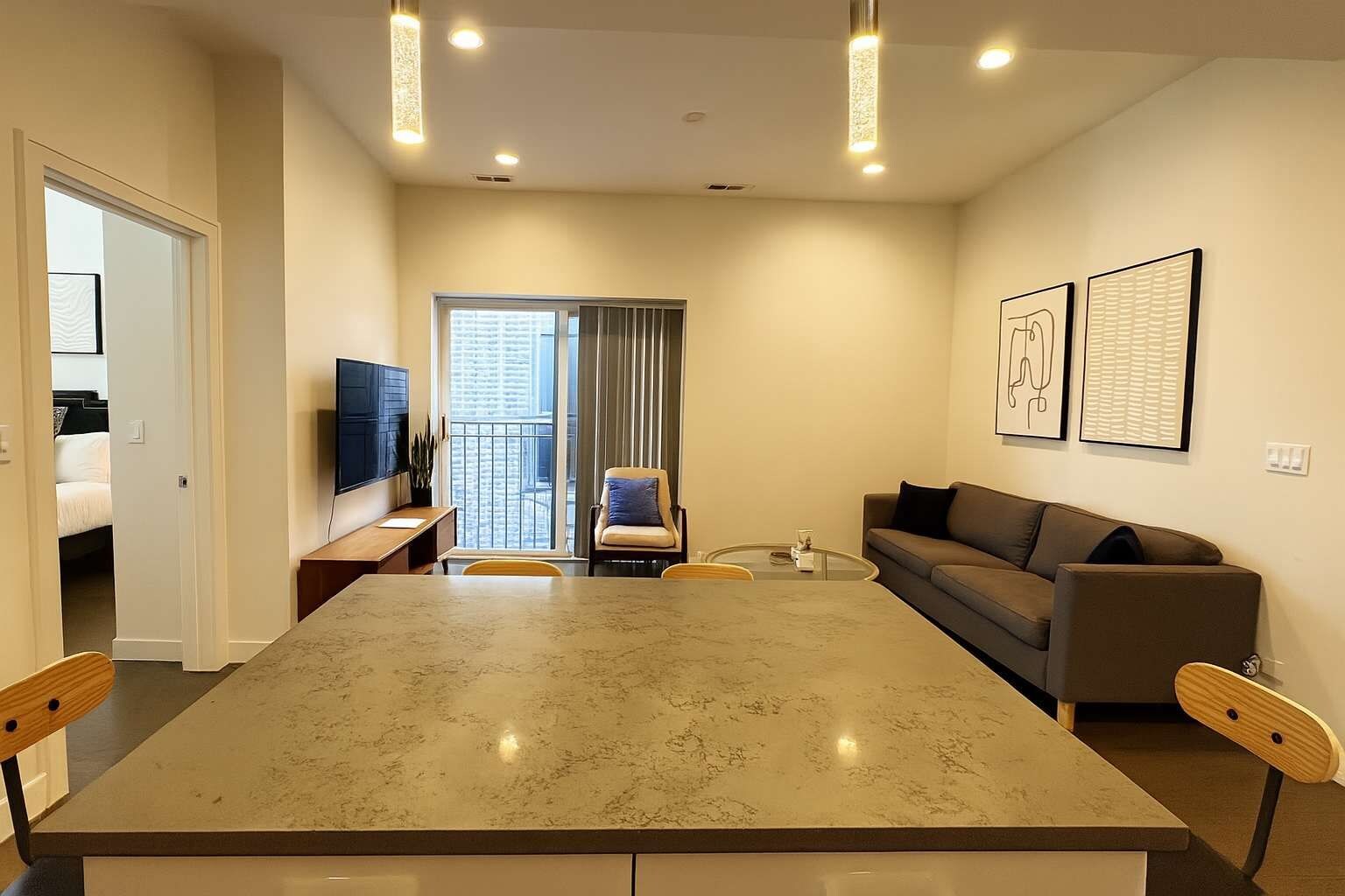 Een moderne woonkamer met een grote marmeren tafel, een bank en een televisie.