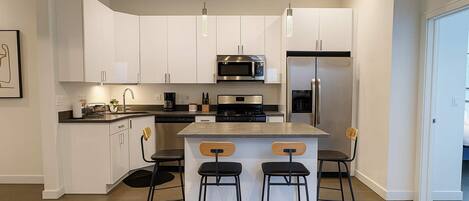 Frigorífico, microondas, horno y placa de cocina