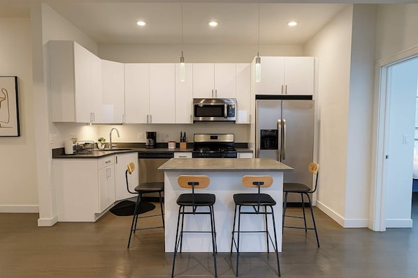 Een koelkast, een microgolfoven, een oven, een kookplaat