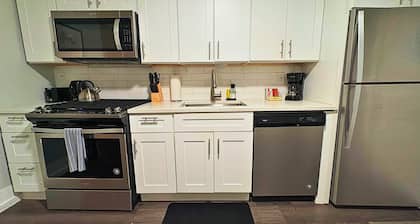 Comfortably Appointed & Spacious 3BR Apartment