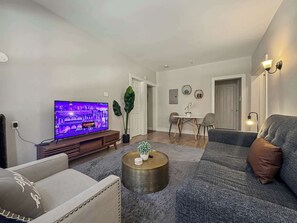 TV, offices - Ideal 2BR Getaway Close to Attractions (Chicago)