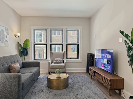 TV, offices. Ideal 2BR Getaway Close to Attractions