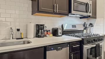 Réfrigérateur, micro-ondes, four, plaque de cuisson