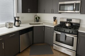 Fridge, microwave, oven, stovetop - Sun-Drenched 1BR Apartment (Chicago)