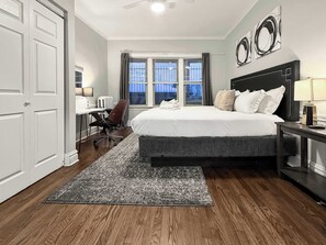 2 bedrooms, iron/ironing board, travel crib, WiFi - Roscoe Retreat · Cozy 2BR in Chicago (Chicago)