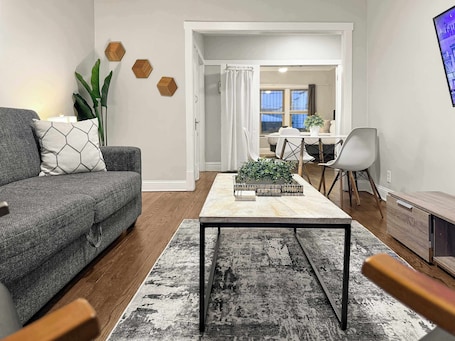 TV, offices. Roscoe Retreat · Cozy 2BR in Chicago