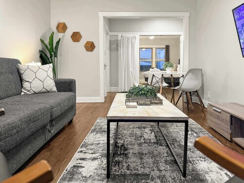 Roscoe Retreat · Cozy 2BR in Chicago