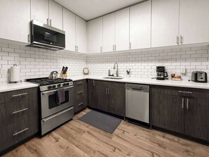 Fridge, microwave, oven, stovetop - Roscoe Retreat · Cozy 2BR in Chicago (Chicago)