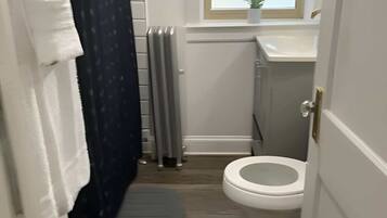 Een douche, een haardroger, handdoeken