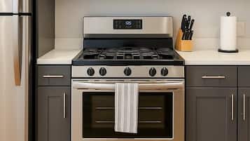 Frigorifero, microonde, forno, piano cottura