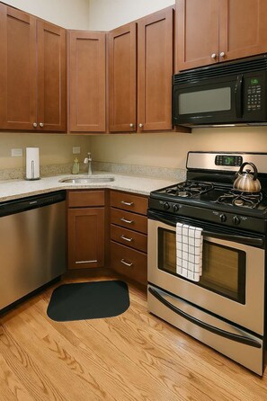 Een koelkast, een microgolfoven, een oven, een kookplaat