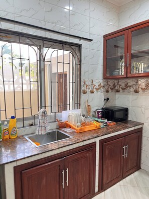 Een magnetron, een kookplaat