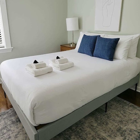 2 bedrooms, iron/ironing board, travel cot, WiFi. Warm & Stylish 2BR Apt