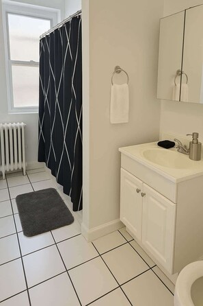 Chuveiro, secador de cabelo, toalhas de banho